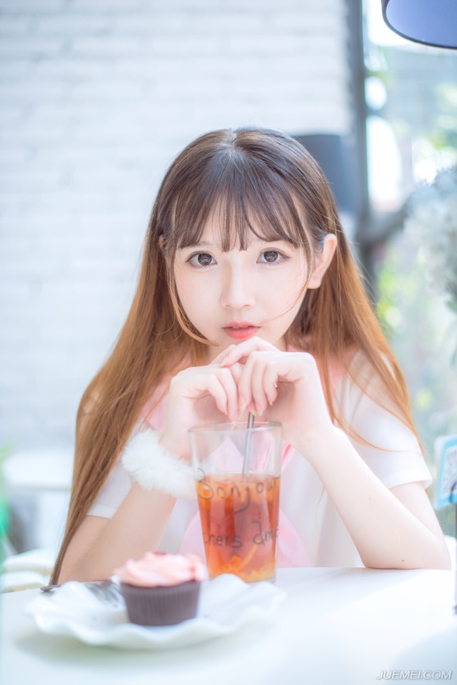 “血腥味儿~”虎卫统领抬头，冷冷的看向前方，沙哑的声音里，带着一股对鲜血的狂热，山道上空无一人，远处已经能够看到的军营也是冷清清一片，看不出有丝毫人烟。